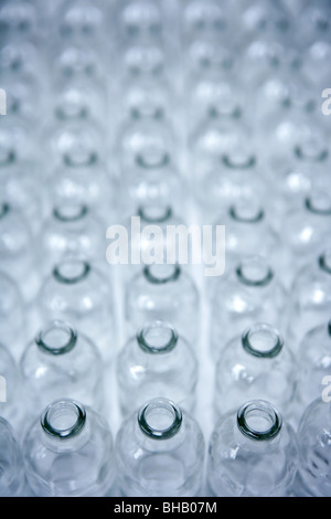 Transparente leere Glasflaschen in Reihen, Kosmetik-Fließband Stockfoto
