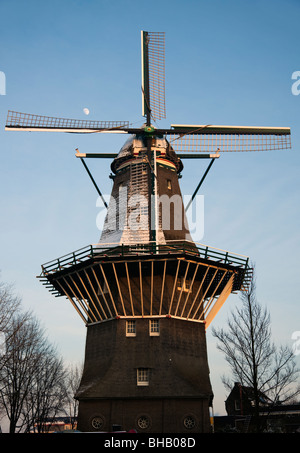 Windmühle in der Innenstadt von Amsterdam Stockfoto