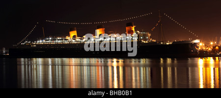 Queen Mary historischen Ozean Kreuzfahrtschiff im Hafen von Long Beach Kalifornien. Nacht-Foto mit bunten Lichtreflexion. Stockfoto