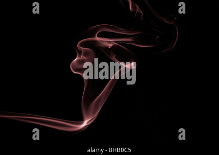 Wanderwege auf einem schwarzen Hintergrund zu rauchen Stockfoto