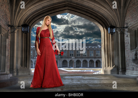 Schöne Renaissance-Frau mit rose im alten Gebäude Stockfoto