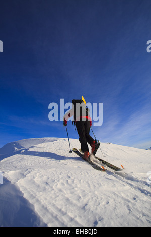 Mann-Skitouren eine eisige Grat in der Nähe von Wrangell Peak, Tongass National Forest, südöstlichen Alaska, Winter Stockfoto