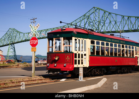 Astoria Riverfront Straßenbahn mit dem Astoria – Megler Brücke und Columbia River in den Hintergrund, Oregon, USA Stockfoto