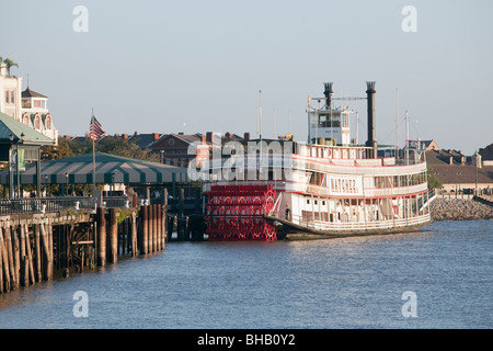 Tretboot Natchez am Mississippi River in den frühen Morgenstunden mit City of New Orleans im Hintergrund. Stockfoto