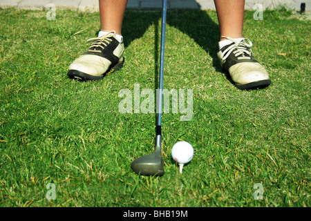 Golfer Abschläge Kugel für Laufwerk vom Abschlag Stockfoto