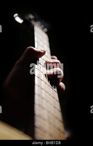 Spielt akustische Gitarre Stockfoto