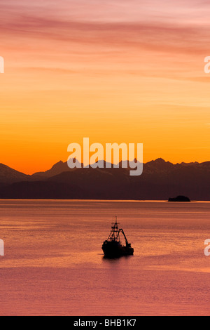 Eine kommerzielle Ausschreibung verankert in Lynn Canal bei Sonnenuntergang mit Chilkat Bergen im Hintergrund in der Inside Passage, südöstlich Stockfoto