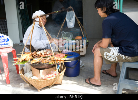 Bürgersteig Anbieter Kochen Fleischspieße in Patong, Phuket Stockfoto