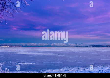 Skyline von Anchorage kurz vor der Morgendämmerung, Winter, Yunan Alaska Stockfoto