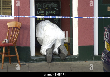 Szene des Verbrechens Officer untersucht den Eingang zum Grafton Hotel in Bedford nach einem tödlichen Angriff UK. Stockfoto