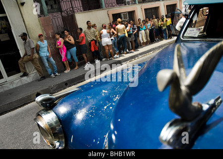 Die Kubaner in der Warteschlange auf der Straße ihre ausländischen Währung zu ändern, vom Tourismus erworben, in Santiago de Cuba, Kuba. Stockfoto