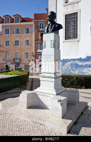 Büste von Julio de Castilho (Lissabon Historiker) in der Miradouro de Santa Luzia (Belvedere / Terrasse) in der Alfama. Lissabon, Portugal. Stockfoto