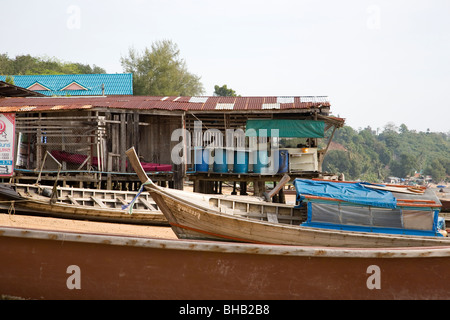 Boote und Hütte in der Bucht Ao Po Pier - Phuket - Thailand Stockfoto