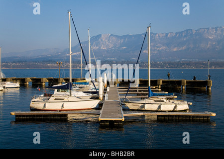 Yachten und Boote ankern in Bourget Du Lac Marina, am See du Bourget (Lac Du Bourget) in der Nähe von Aix-Les-Bains in Savoyen, Frankreich. Stockfoto