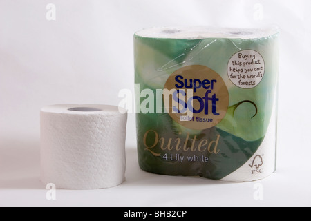 Paket von vier weißen Toilettenpapierrollen Stockfoto