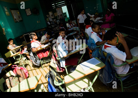 Kubanische Kinder mit einer Klasse in eine kleine Grundschule in der Alt-Havanna, Kuba. Stockfoto