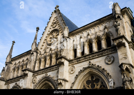 Steinarbeiten über dem Eingang der Abteikirche von Hautecombe Abbey in Saint-Pierre-de-Curtille in der Nähe von Aix-Les-Bains in Savoyen, Frankreich. Stockfoto