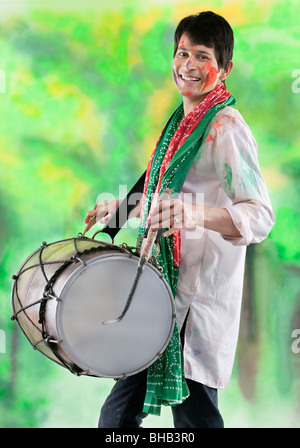 Man spielt auf einem dhol Stockfoto