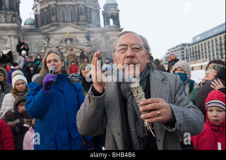 Powwow mit Angaangaq Angakkorsuaq, ein Eskimo-Kalaallit Schamane aus Grönland - Schneemann Demo 2010 auf dem Schlossplatz, Berlin Stockfoto