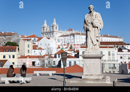 Miradouro Das Portas do Sol mit Statue Sao Vicente, Sao Vicente de Fora Kloster und Alfama Dächer. Lissabon, Portugal. Stockfoto