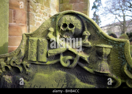 Schädel und gekreuzten Knochen auf einem Grabstein, schnitzen, Whorlton alte Kirche, North Yorkshire Stockfoto