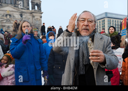 Powwow mit Angaangaq Angakkorsuaq, ein Eskimo-Kalaallit Schamane aus Grönland - Schneemann Demo 2010 auf dem Schlossplatz, Berlin Stockfoto