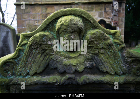 Engelskopf und Flügel geschnitzt auf einem Grabstein, Whorlton alte Kirche, North Yorkshire Stockfoto