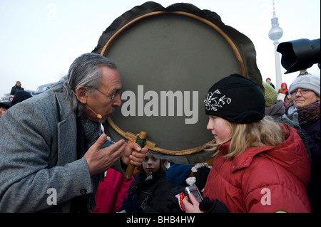 Powwow mit Angaangaq Angakkorsuaq, ein Eskimo-Kalaallit Schamane aus Grönland - Schneemann Demo 2010 auf dem Schlossplatz, Berlin Stockfoto