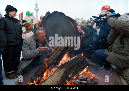 Powwow mit Angaangaq Angakkorsuaq, ein Eskimo-Kalaallit Schamane aus Grönland - Schneemann Demo 2010 auf dem Schlossplatz, Berlin Stockfoto