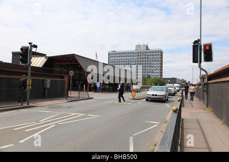 Eingang zum Bahnhof Crewe, Rail-Haus im Hintergrund und Fußgängerüberweg im Vordergrund Stockfoto