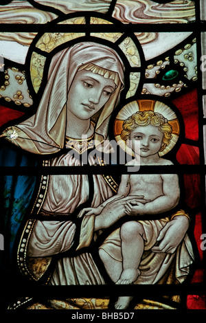 Ein Glasfenster, die Darstellung der Jungfrau Maria mit Jesuskind, Kirche St. Cuthbert, Kildale, North Yorkshire Stockfoto