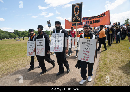 Sikhs anlässlich des 25. Jahrestages der Amritsar-Massaker von indische Armee und Anruf für einen unabhängigen Sikh-Staat. Männer mit Plakaten Stockfoto