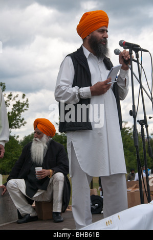 Sikhs anlässlich des 25. Jahrestages der Amritsar-Massaker von indische Armee und Anruf für einen unabhängigen Sikh-Staat. Mann spricht Stockfoto