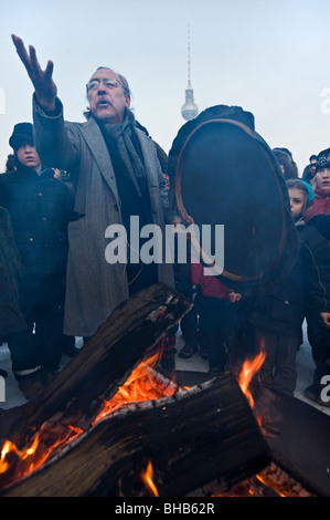 Powwow mit Angaangaq Angakkorsuaq, ein Eskimo-Kalaallit Schamane aus Grönland - Schneemann Demo 2010 auf dem Schlossplatz, Berlin Stockfoto