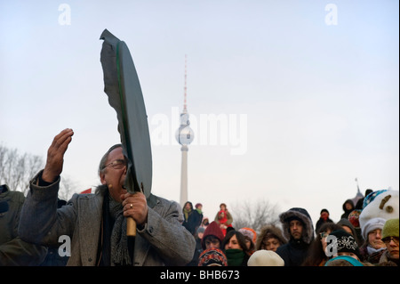 Powwow mit Angaangaq Angakkorsuaq, ein Eskimo-Kalaallit Schamane aus Grönland - Schneemann Demo 2010 auf dem Schlossplatz, Berlin Stockfoto