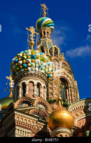 Bunte Kuppeln der Kirche des Erlösers in der Auferstehungskirche (Khram-Thermen-Na-Krovi), St. Petersburg, Russland Stockfoto