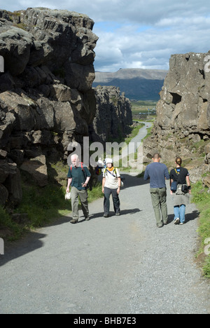 Touristen, die sich in der Schlucht Almannagja, Pingvellir, Golden Circle, Island Stockfoto