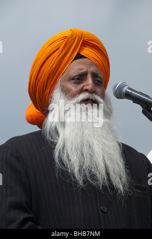 Sikhs anlässlich des 25. Jahrestages der Amritsar-Massaker von indische Armee und Anruf für einen unabhängigen Sikh-Staat. Sikh Mann spricht Stockfoto