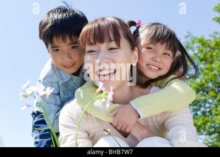 Japan, Tokyo Präfektur, Kinder Mutter umarmen Stockfoto