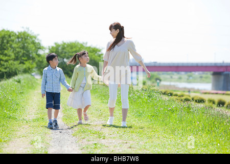 Japan, Tokyo Präfektur, Mutter und Kinder zu Fuß, Hand in Hand Stockfoto