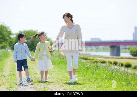 Japan, Tokyo Präfektur, Mutter und Kinder zu Fuß, Hand in Hand Stockfoto