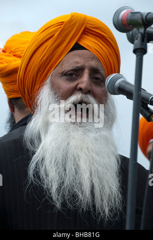 Sikhs anlässlich des 25. Jahrestages der Amritsar-Massaker von indische Armee und Anruf für einen unabhängigen Sikh-Staat. Sikh Mann spricht Stockfoto