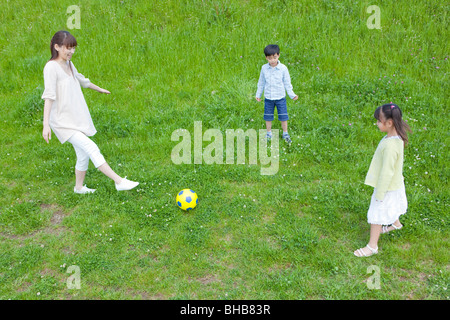 Japan, Tokyo Präfektur, Mutter und Kinder Fußball spielen, erhöht, Ansicht Stockfoto