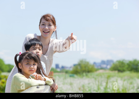 Japan, Tokyo Präfektur, Mutter zeigen, Kinder beobachten Stockfoto