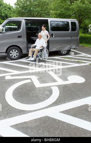Japan, Tokyo Präfektur, Weiblich Krankenschwester mit senior Mann im Rollstuhl Stockfoto