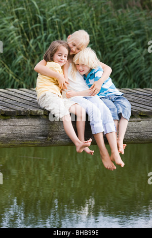 Kinder am Steg Stockfoto