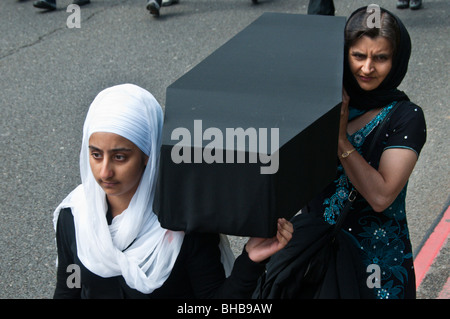 Sikhs anlässlich des 25. Jahrestages der Amritsar-Massaker von indische Armee und Forderung nach einem Sikh Zustand. Junge Frauen tragen Sarg Stockfoto