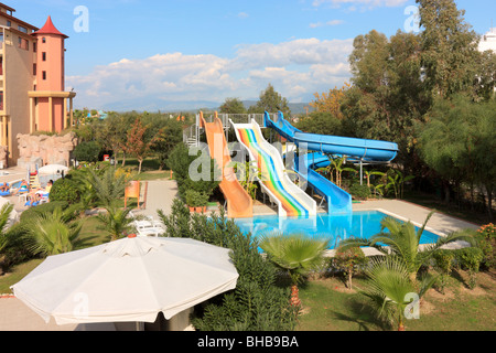 Hotel-Schwimmbad mit Wasserrutsche, Evrenseki, Side, Türkei Stockfoto