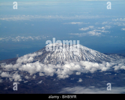 Tansania, Afrika. Luftaufnahme über Mont Kilimanjaro fliegen Stockfoto