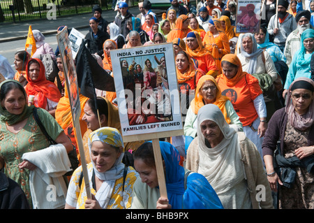 Sikhs anlässlich des 25. Jahrestages der Amritsar-Massaker von indische Armee und Anruf für einen unabhängigen Sikh-Staat. Frauen im März Stockfoto